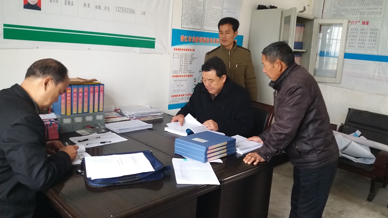 阳院长带领工作组查看贫困户档案1.jpg 阳院长带领工作组查看贫困户档案1.jpg