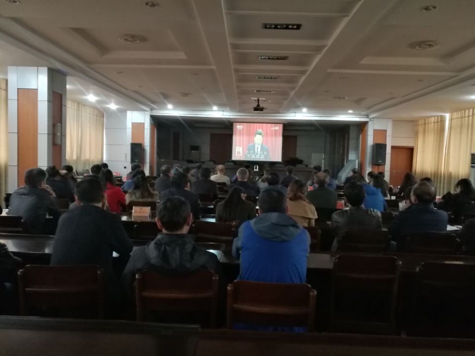 潜江法院组织干警收看党的十九大开幕式.jpg 潜江法院组织干警收看党的十九大开幕式.jpg