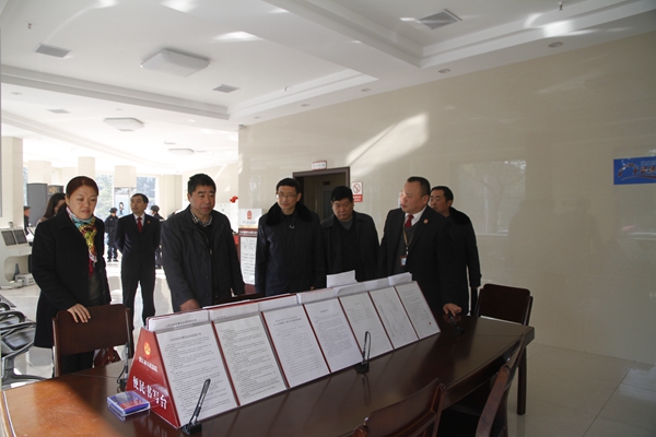 图1.参观诉讼服务中心.jpg 图1.参观诉讼服务中心.jpg